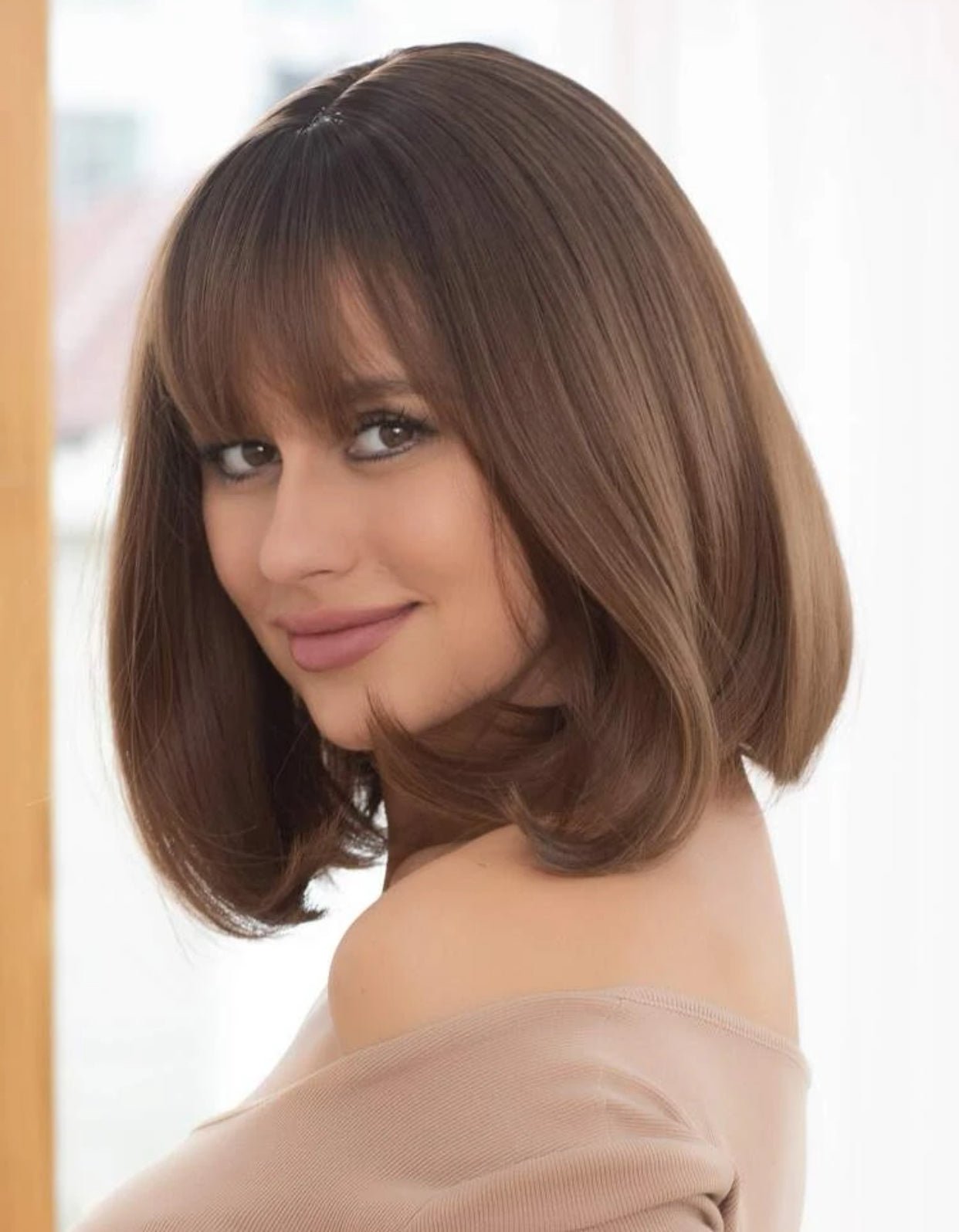 Peluca corta color castaño oscuro